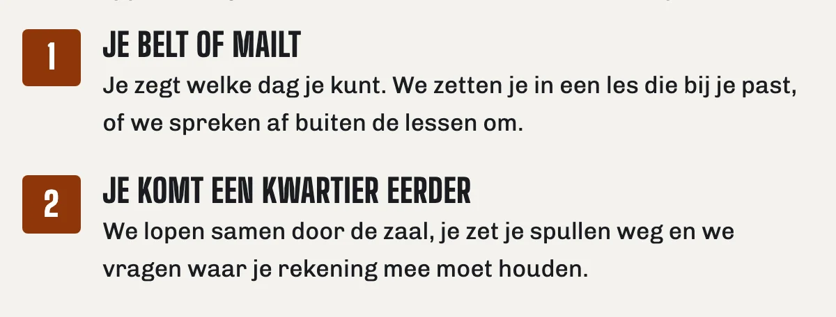 Een genummerde stap van een proefles op de voorbeeldsite, met uitleg eronder
