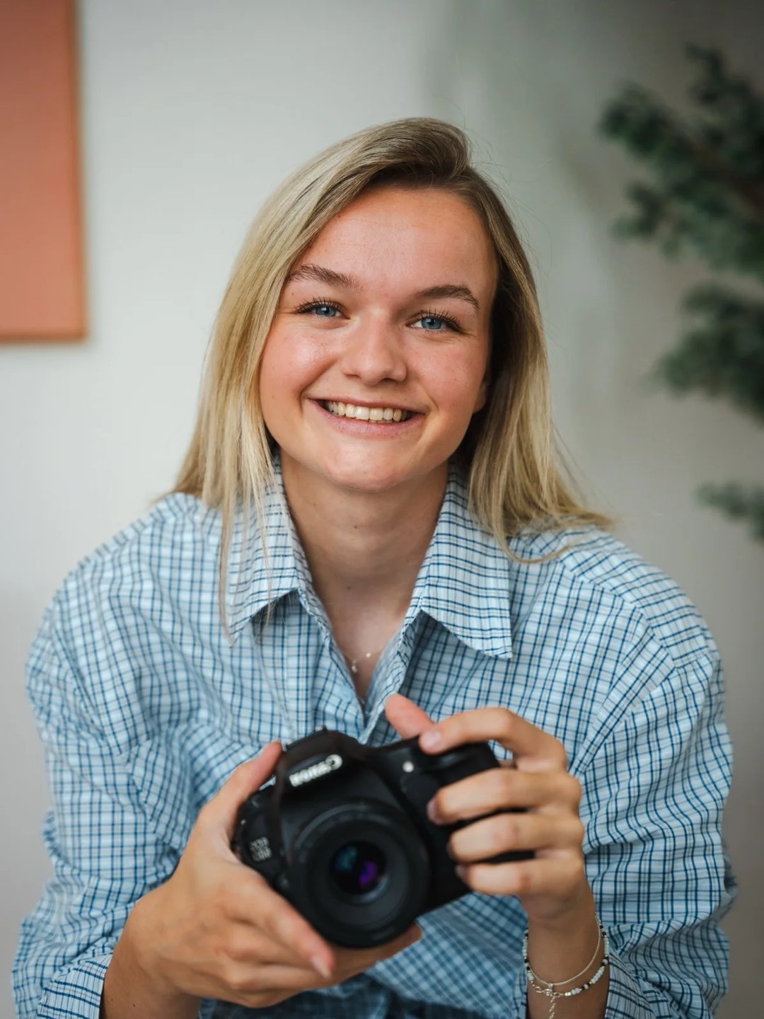 Tes met haar camera in de hand